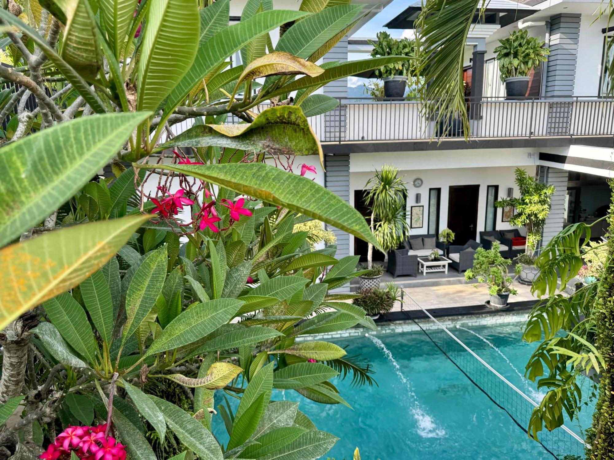 Villa Rumah Putih Abu Abu Senggigi Eksteriør billede