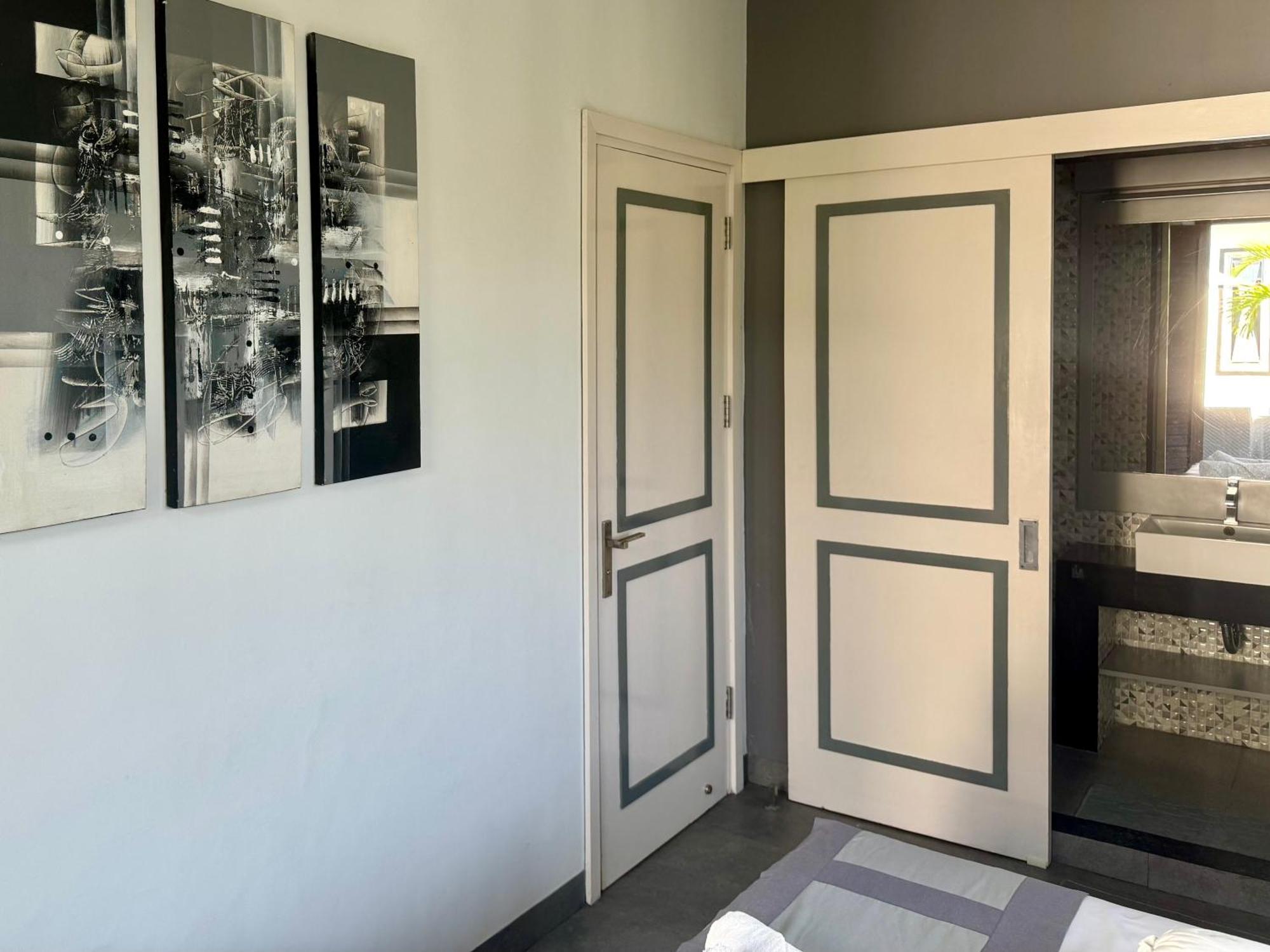 Villa Rumah Putih Abu Abu Senggigi Eksteriør billede